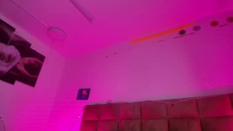 Emi online show from November 7, 2025, 7:25 pm