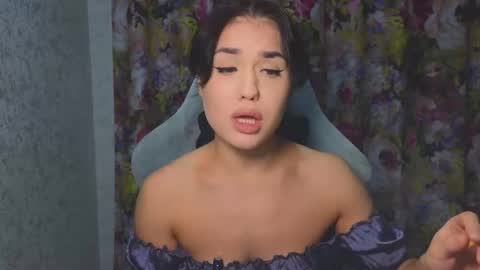 Mia online show from November 8, 2025, 7:56 pm