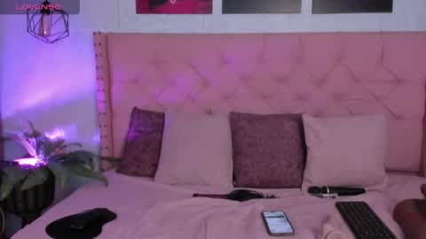 Mia online show from April 15, 2026, 7:58 pm