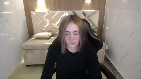 Mia  online show from September 30, 2025, 8:36 pm