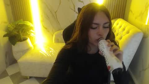 Mia  online show from October 15, 2025, 1:33 pm