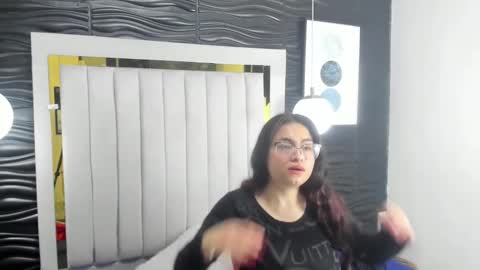 Snapshot of mia_and_lion chatting on January 8, 2025, 1:11 am Dreams Couple online show from January 8, 2025, 1:11 am