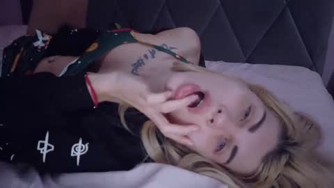 mia_angel online show from November 4, 2025, 4:33 am