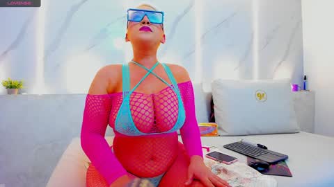 Mia  online show from December 29, 2024, 11:40 am