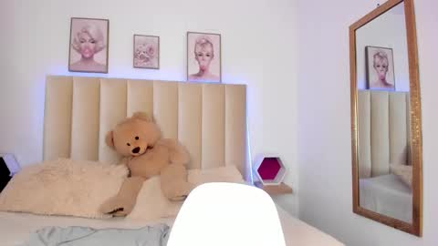 mia_corner online show from October 17, 2025, 2:19 pm