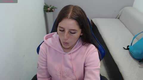 Mia online show from November 4, 2025, 1:21 pm