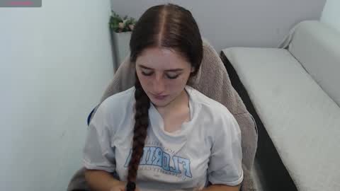 Mia online show from November 5, 2025, 1:33 pm