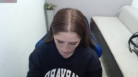 Mia online show from November 8, 2025, 2:17 pm