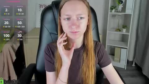 mia_e1fie online show from November 3, 2025, 9:21 am