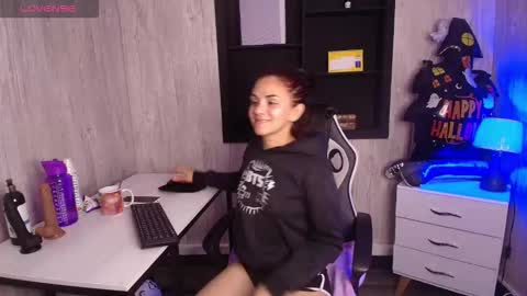 mia_esposito2 online show from November 5, 2025, 3:39 am