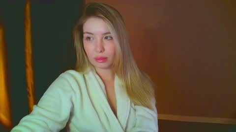 Snapshot of mia_fleur_ chatting on December 12, 2024, 10:52 pm Mia online show from December 12, 2024, 10:52 pm
