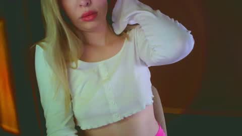 Snapshot of mia_fleur_ chatting on December 14, 2024, 8:51 pm Mia online show from December 14, 2024, 8:51 pm