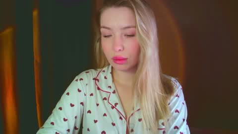 Snapshot of mia_fleur_ chatting on December 18, 2024, 3:15 am Mia online show from December 18, 2024, 3:15 am