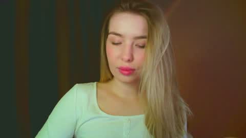 Snapshot of mia_fleur_ chatting on January 7, 2025, 5:33 am Mia online show from January 7, 2025, 5:33 am