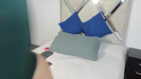 mia fox online show from November 12, 2025, 12:27 pm