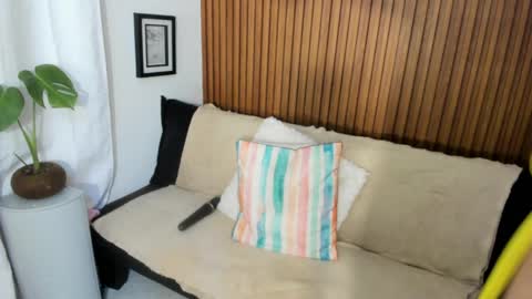 Mia online show from April 7, 2026, 3:40 am