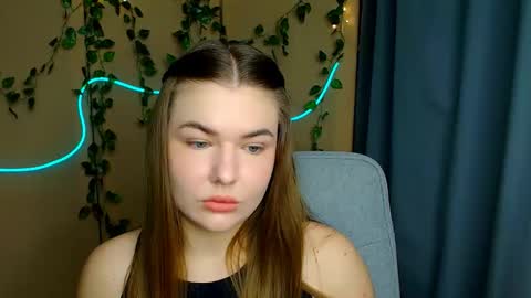 mia_lemm online show from March 4, 2026, 7:03 am