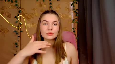 mia_lemm online show from May 19, 2026, 6:42 am