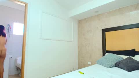 MIALOPEZ      .     Y      .      online show from February 20, 2025, 8:47 pm