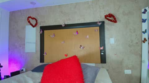 MIALOPEZ      .     Y      .      online show from April 16, 2026, 9:39 pm