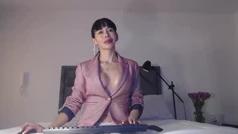 Mia online show from February 14, 2026, 7:10 pm