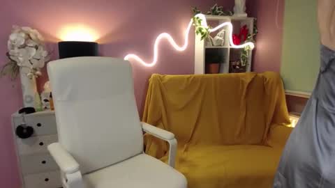 Mia online show from December 14, 2024, 8:02 am