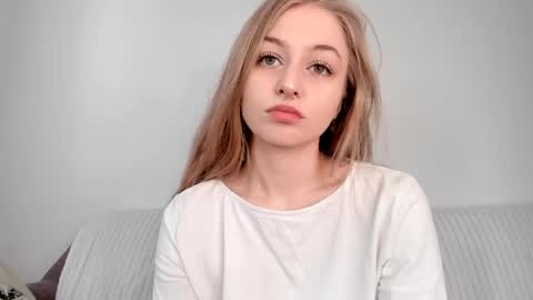 Snapshot of mia_meows chatting on April 27, 2026, 7:06 am Mia here Appreciate your support online show from April 27, 2026, 7:06 am