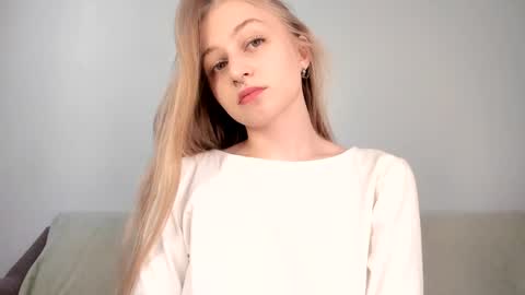 Snapshot of mia_meows chatting on May 21, 2026, 7:26 am Mia here Appreciate your support online show from May 21, 2026, 7:26 am