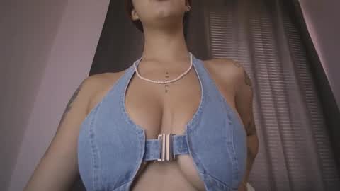 mia independent model online show from October 23, 2025, 1:54 pm