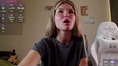 Snapshot of mia_mils chatting on September 12, 2025, 2:50 pm online show from September 12, 2025, 2:50 pm