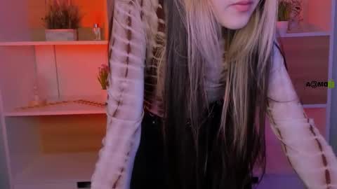 mia_moah online show from October 14, 2025, 9:04 pm