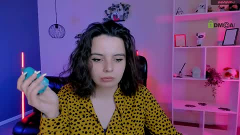 mia_mooon_ online show from May 6, 2026, 8:52 am