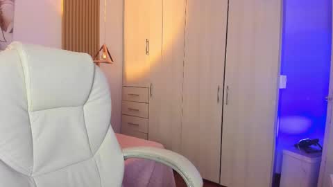 Mia Nevaeh - follow me online show from October 28, 2025, 9:17 pm