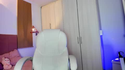 Mia Nevaeh - follow me online show from May 19, 2026, 3:40 pm