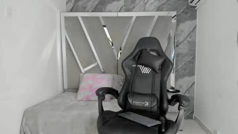 mia_petiteht online show from April 7, 2026, 9:15 pm