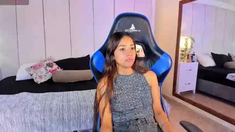 mia rousse25 online show from November 30, 2025, 1:37 pm