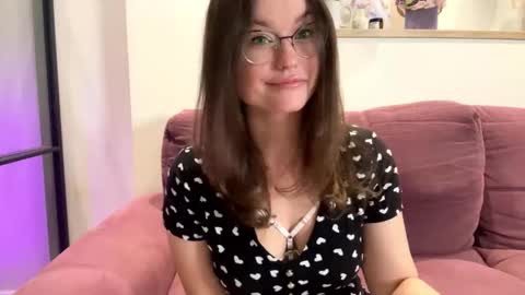 Mia online show from September 26, 2025, 4:05 am