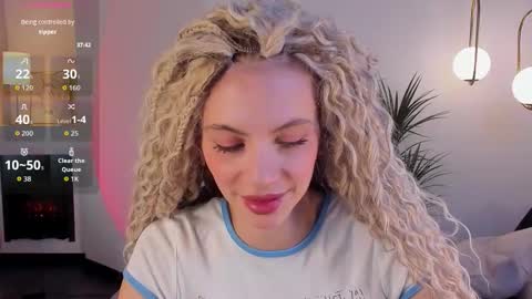 Mia online show from October 21, 2025, 6:14 am