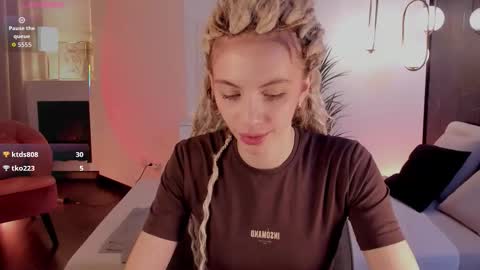 Mia online show from October 23, 2025, 7:07 am