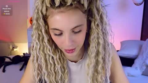 Mia online show from October 31, 2025, 6:47 am