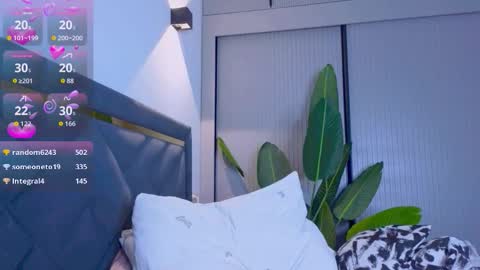 Mia online show from November 2, 2025, 8:11 pm