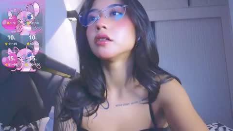 Mia online show from November 18, 2025, 3:05 pm