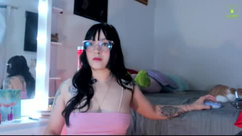 Mia  online show from November 18, 2025, 1:44 am