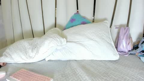 mia_vy online show from December 18, 2025, 3:23 am