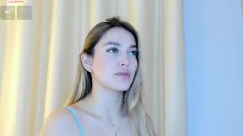 Mia White  online show from April 15, 2026, 1:29 pm