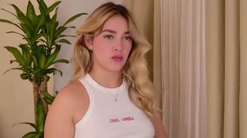 Snapshot of mia_white11 chatting on July 10, 2026, 2:41 pm Mia White online show from July 10, 2026, 2:41 pm