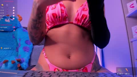 Snapshot of mia_world_ chatting on February 8, 2025, 2:47 am online show from February 8, 2025, 2:47 am