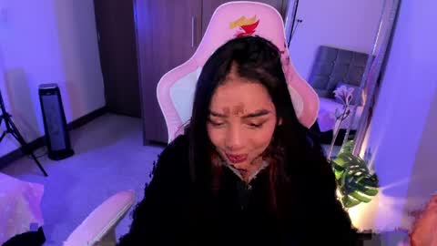 mia  nicolle online show from April 9, 2026, 3:17 am