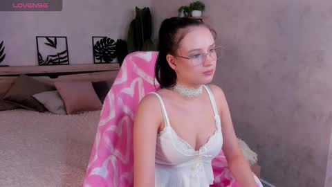 Mia online show from March 10, 2026, 10:20 am