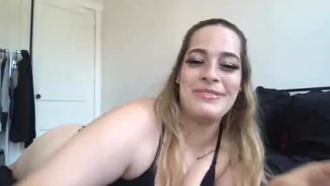 Mia Moji online show from May 10, 2026, 4:12 pm